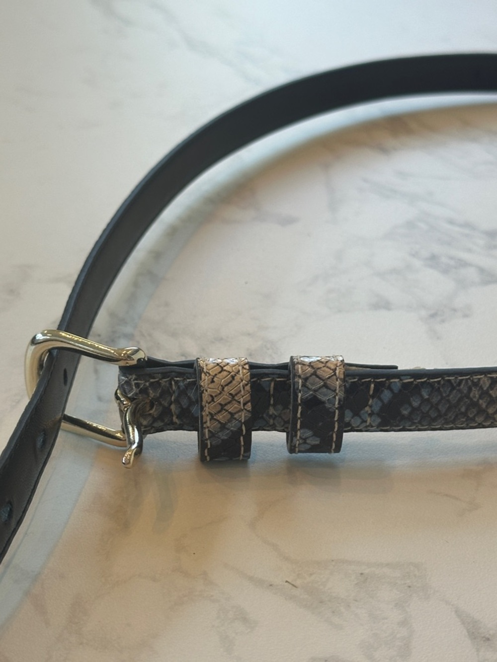 Banana republic cow leather womens belt. Sz small. Gold. Blue white black snake